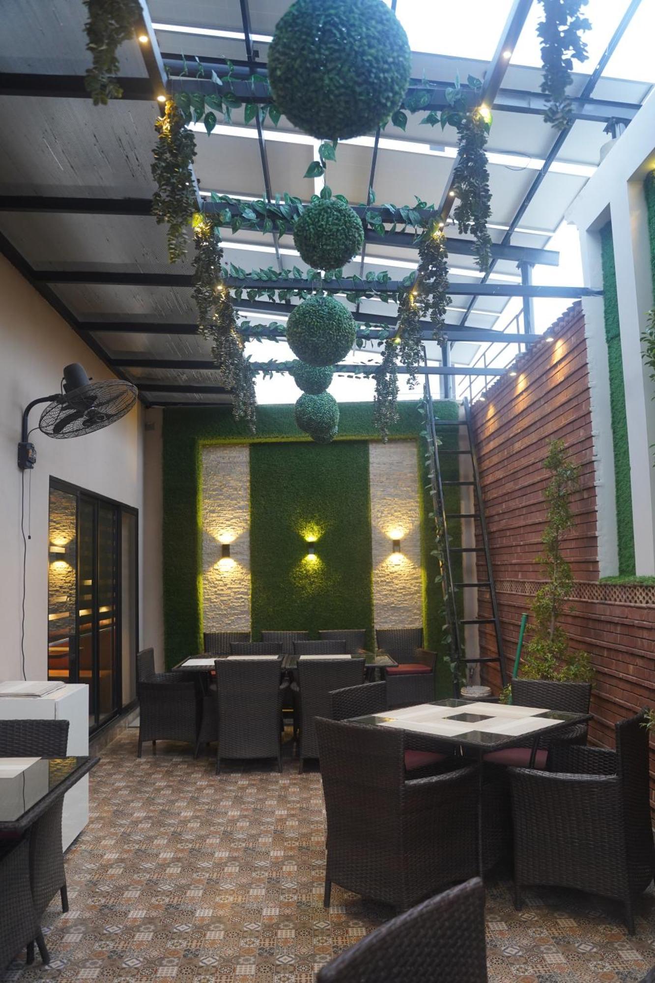Swarg Hotel Sahiwal Exteriör bild